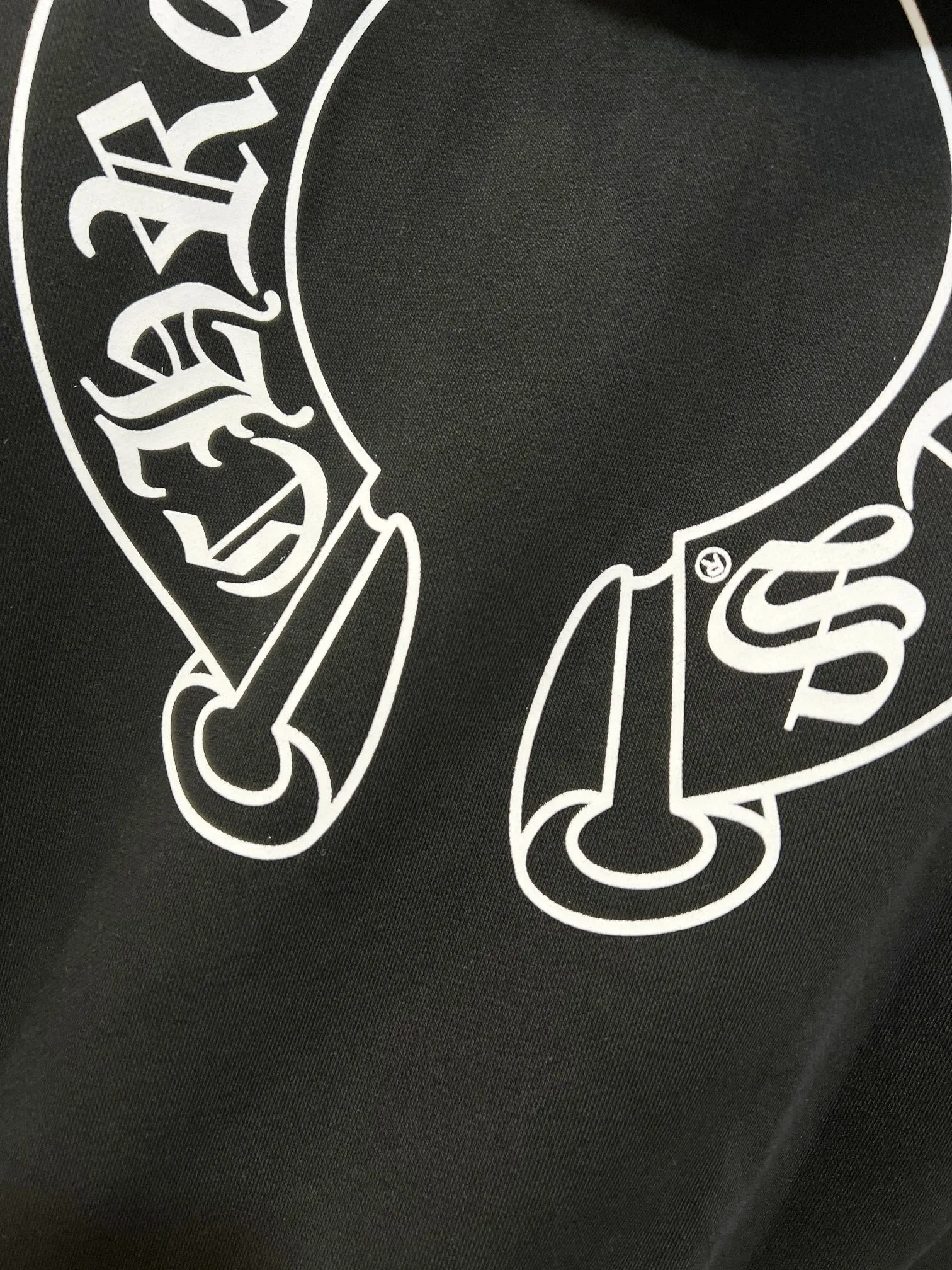 P260 (high quality) Style number: (G001) ChromeHearts 25 early autumn floral arm horseshoe hooded sweatshirt Sanskrit letter rattan flower cross horseshoe hooded sweatshirt The fabric is made of 440g pure cotton terry with matching threads Imported printing Original customization Hardware Color: Black Size: S-XL